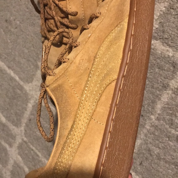 Puma sneakers rarely worn light scuff in the front - Picture 3 of 5
